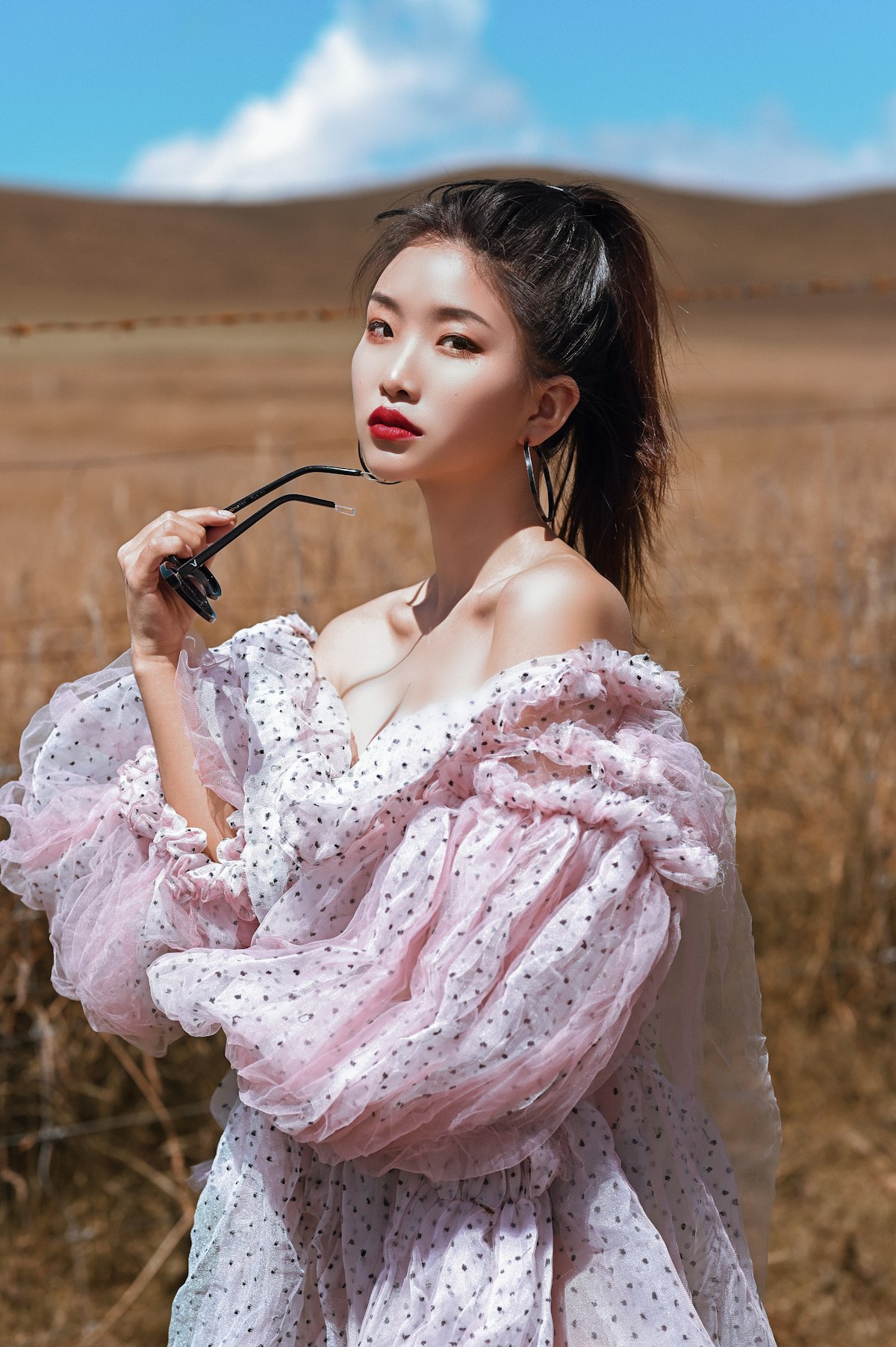 Modelo com vestido de volume controlado, fotografia da coleção LA COMERCIO